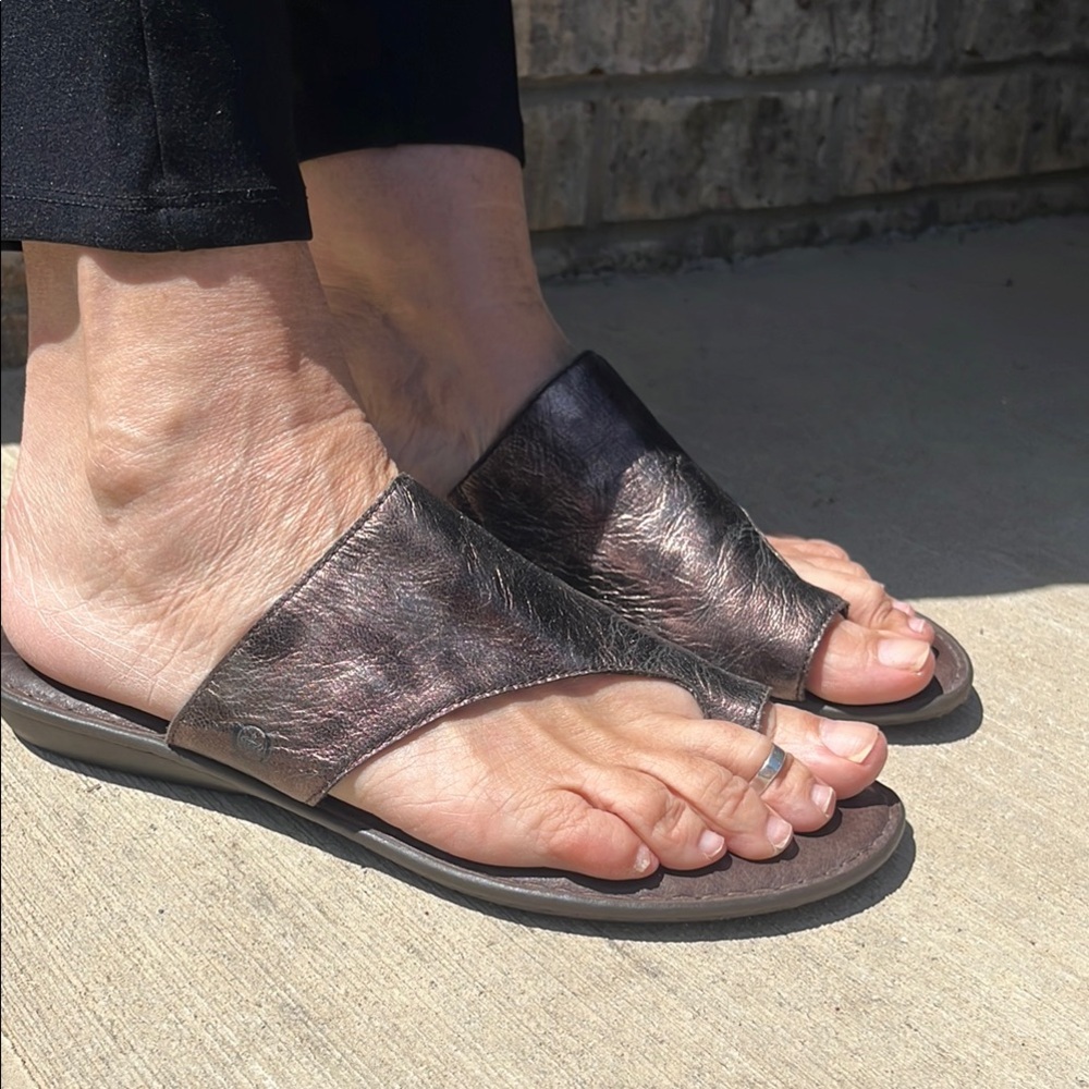 Women’s BORN Size 11 Metallic Brown Leather Toe-Loop Sandals great condition - Picture 2 of 5